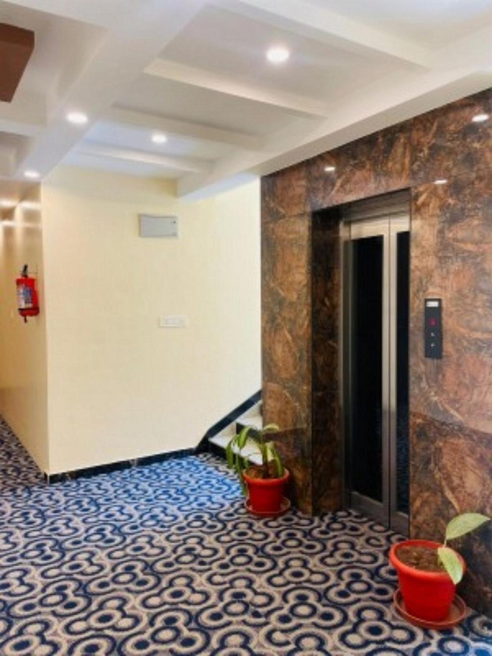 Vovo Hotels Yelahanka Exteriör bild