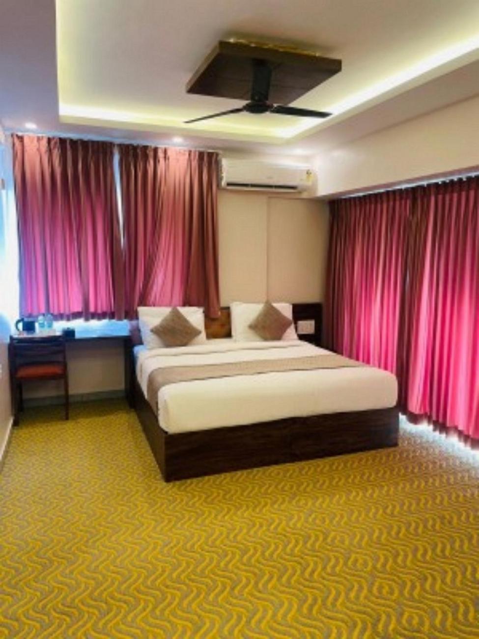 Vovo Hotels Yelahanka Exteriör bild